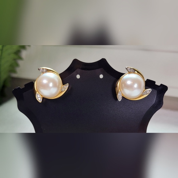 Vintage Jewelry - Vintage TAT Pearl and Rhinestone Stud Earrings / Pierced